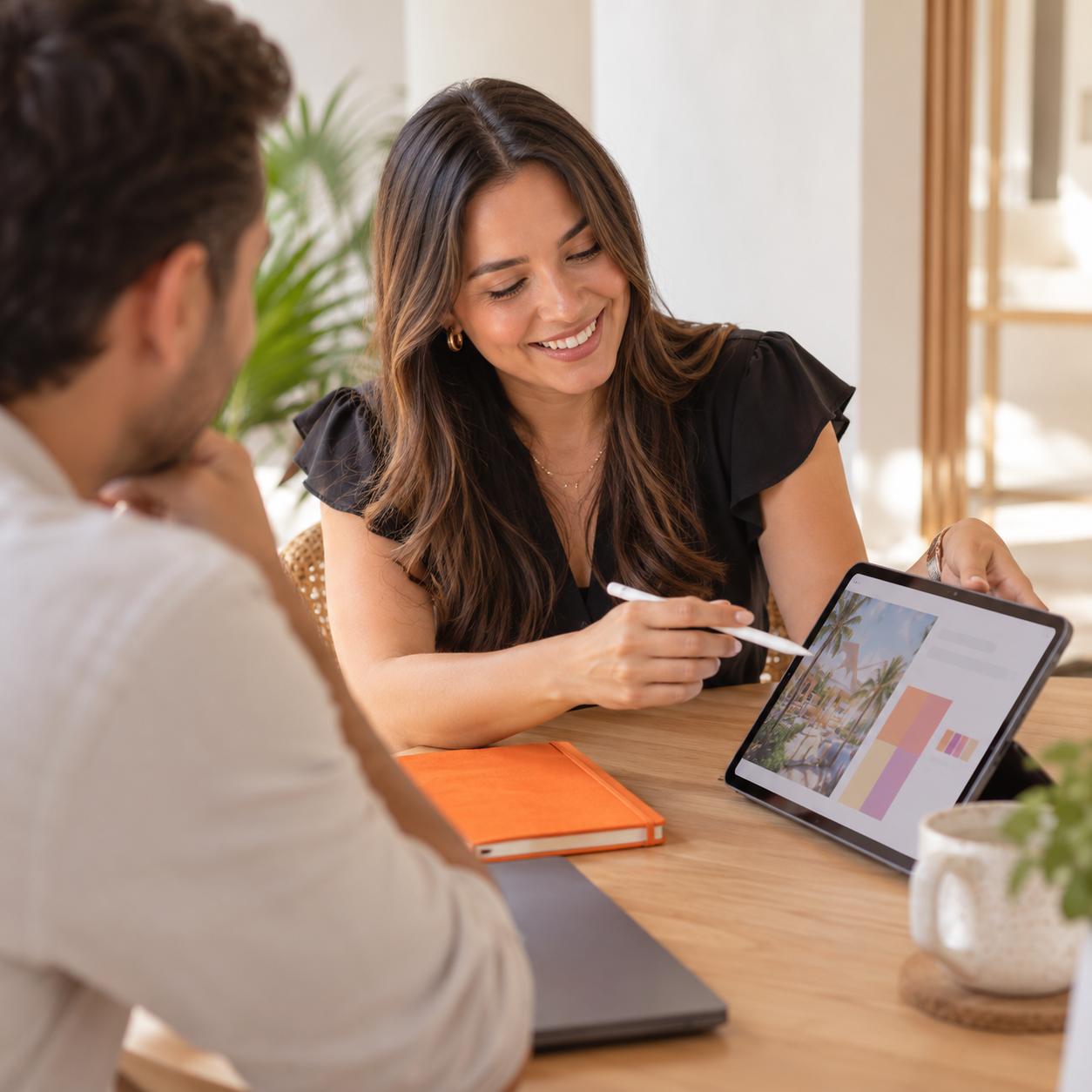 Reunión de estrategia de marketing: una asesora muestra una propuesta en una tablet a un cliente