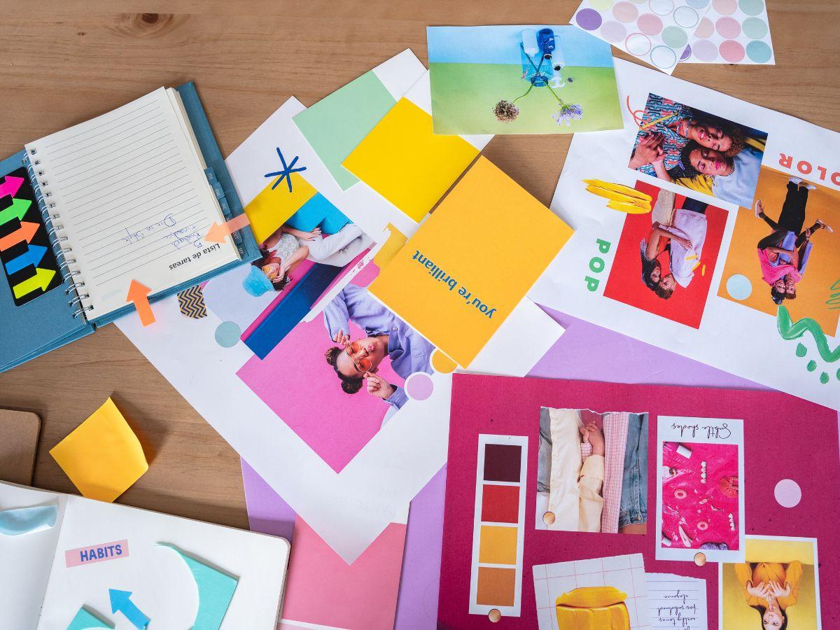 Mesa de trabajo con piezas gráficas, fotos y muestras de color para preparar una campaña