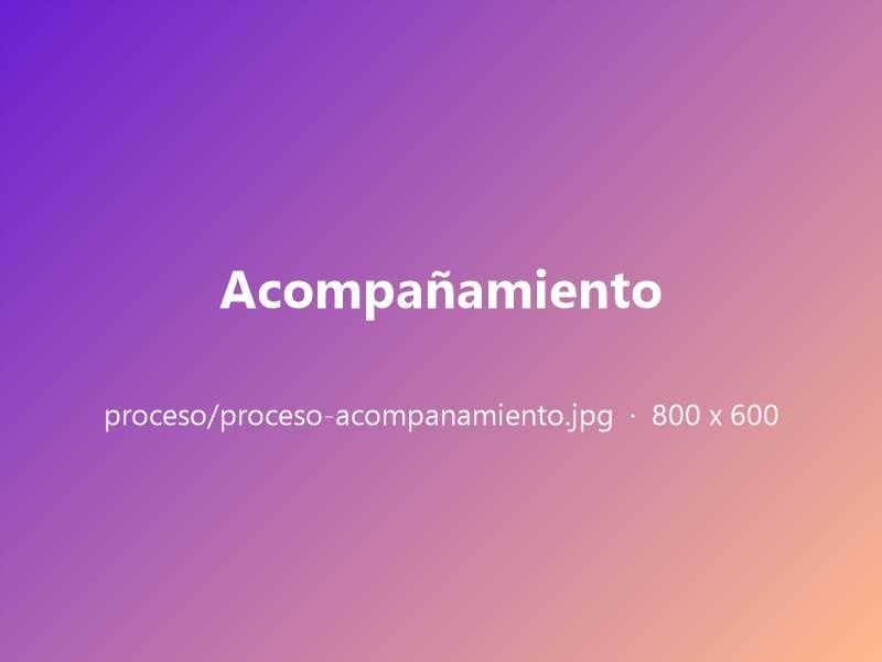 Liseth conversando con una clienta sobre los próximos pasos