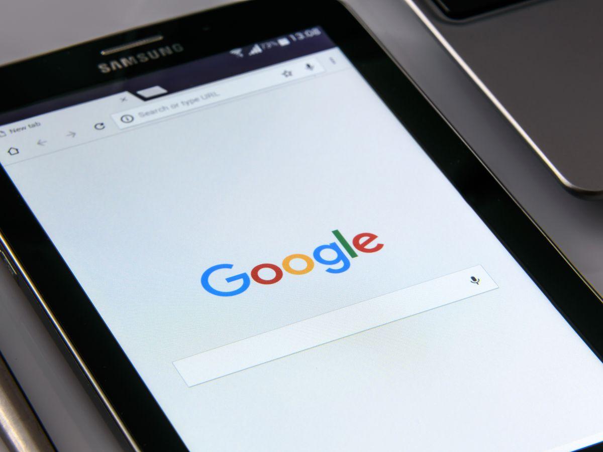 Tableta con el buscador de Google abierto en pantalla